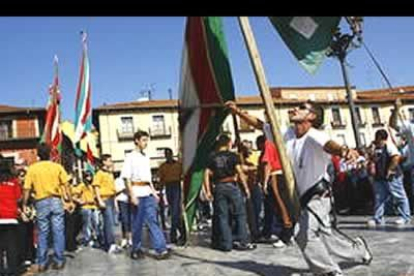 Alrededor de 150 pendones lucieron sus colores en el trayecto entre el paseo Sáenz de Miera y la Plaza Mayor. Las enseñas de los pueblos caminaron orgullosas por el corazón de la ciudad luciendo el fulgor de sus dorados, rojos y verdes ante la admiración de miles de paisanos y extranjeros.