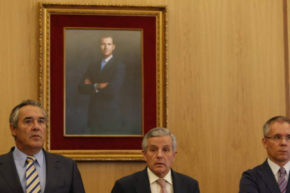 Agustín Rajoy, Emilio Gutiérrez y José María López Benito, ayer durante el Pleno en el que se estrenó el retrato del nuevo rey.