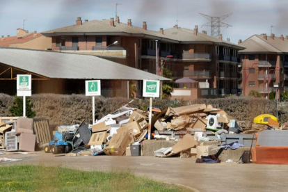 Junto con la zona más conflictiva de colchones y electrodomésticos, otro sector acumula cajas, deshechos, juguetes y sofás. FERNANDO OTERO