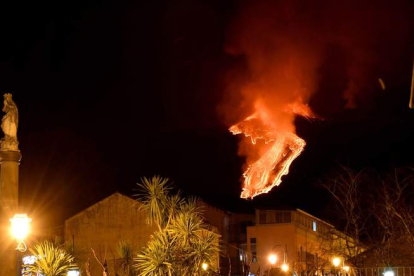 Imagen nocturna de la erupción del volcán Etna. ORIE3TA SCARDINO