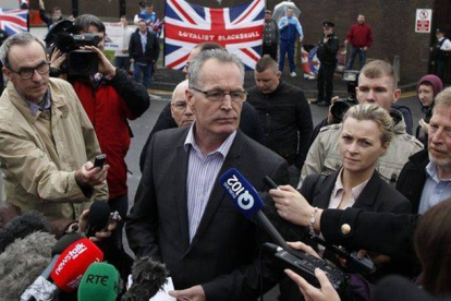 Gerry Kelly, del Sinn Féin, habla a los medios en la comisaría de Antrim, en Belfast, donde ha estado detenido Gerry Adams, este domingo.