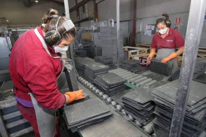 Trabajadoras del sector de la pizarra en el proceso de selección del material en una cantera de la zona de San Pedro de Trones. L. DE LA MATA
