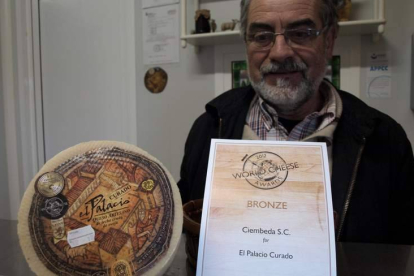 Cipriano de Lera junto al queso y el diploma del premio.
