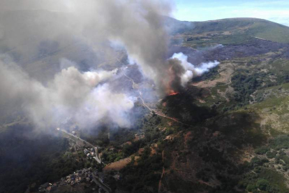 Uno de los incendios que arrasó terreno forestal en La Cabrera durante el período de estudio. JCYL