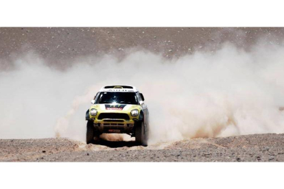 El piloto español Nani Roma durante la octava etapa del Rally Dakar por el desierto de Atacama en la región de Antofagasta (Chile).