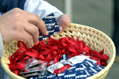 Lazos rojos y preservativos en el Día Mundial de la Lucha contra el Sida. LUIS TEJIDO