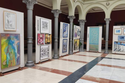 El patio de columnas acoge las obras de las artistas leonesas del colectivo Nosotras. MANUEL DIAGO