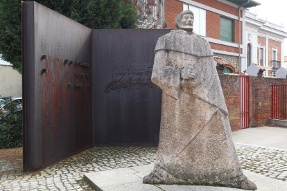 Estatua de Fray Bernardino en el patio del Instituto Leonés de Cultura