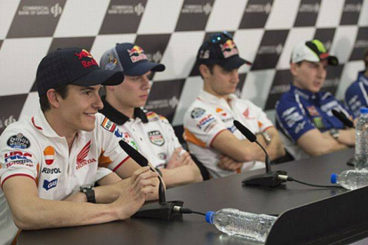 De izquierda a derecha, Márquez, Bradl, Pedrosa, Lorenzo y Rossi, durante la rueda de prensa en Doha.