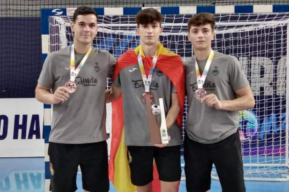 Álex Lodos, Darío Sanz y Antonio Martínez con sus medallas de bronce logradas en el Europeo. RFEBM