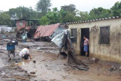 Afectados por las intensas lluvias en El Salvador tratan de recuperar la normalidad.