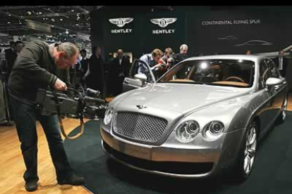 Un cámara de televisión graba el nuevo modelo de Bentley Motors, el Bentley Continental Flying Spur.