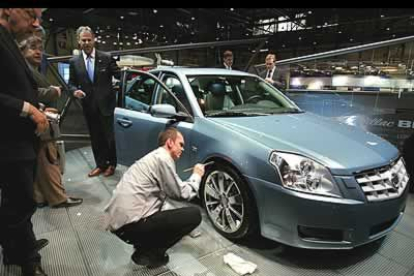 Un representante de Cadillac limpia en nuevo modelo de coche Cadillac BLS Concept.