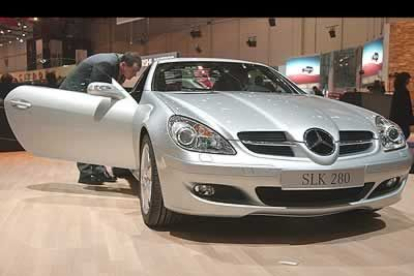 Un periodista inspecciona al detalle el nuevo Mercedes SLK 280.