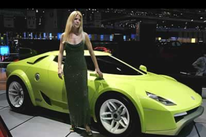 Una azafata posa junto al nuevo prototipo Fenomenon Lancia Stratos HF.