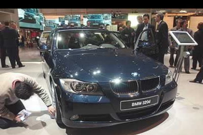 Unos periodistas observan el nuevo BMW Serie 3.