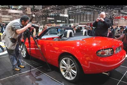 Unos periodistas hacen fotos al nuevo modelo Mazda MX5.