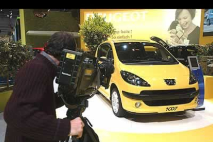 Un cámara de televisión filma el nuevo Peugeot 107 que se expone a la prensa.