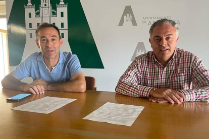 Julián García y José Luis Nieto, este miércoles, en Astorga. DL