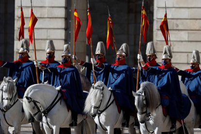 Miembros de la Guardia Real aguardan la llegada de los reyes de España, Felipe y Letizia, en la Plaza de la Armería antes del inicio de la tradicional ceremonia de la Pascua Militar este jueves en el Palacio Real. EFE/MARISCAL