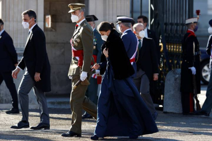 Los reyes de España, Felipe VI y Letizia, acompañados por el presidente del Gobierno, Pedro Sánchez (i), se dirigen a presidir la tradicional ceremonia de la Pascua Militar. EFE/CHEMA MOYA
