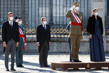 Los reyes de España, Felipe VI y Letizia, acompañados por el presidente del Gobierno, Pedro Sánchez (i), durante el acto en el que se rinden honores y se pasa revista a las tropas en la Plaza de la Armería. EFE / CHEMA MOYA