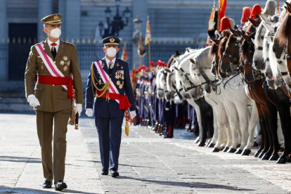 El rey de España Felipe VI (i) pasa revista a las tropas en la Plaza de la Armería. CHEMA MOYA