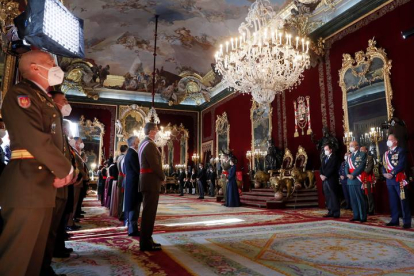 La ministra de Defensa, Margarita Robles (c-i al fondo), pronuncia un discurso en presencia de los reyes de España, Felipe VI y Letizia, en el Salón del Trono del Palacio Real . EFE / MARISCAL