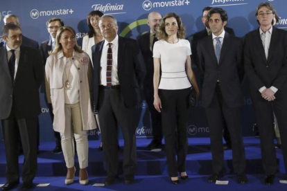 La reina Letizia y el presidente de Telefónica, José María Álvarez-Pallete (a su izquierda), y resto de participantes, en el acto de presentación de Movistar+ 5S.
