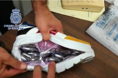 La Policía se incauta de 5 kilos de hachís ocultos en suelas de zapatillas deportivas.