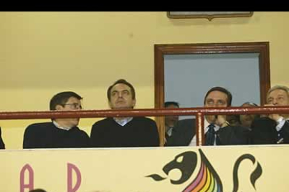 Siempre que puede, Zapatero acude a las canchas de balonmano a animar al Ademar-León, o a los campos de fútbol para asistir a algún partido de la Cultura y Deportiva Leonesa.