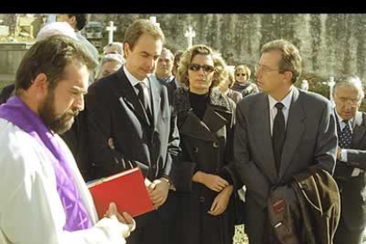 La muerte de su madre, Purificación Zapatero, fue uno de los momentos más duros de su vida. En la imagen, se le ve consternado junto a su esposa y su hermano.