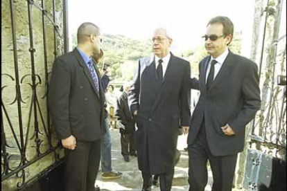 Zapatero, junto a su padre, en el cementerio de la localidad leonesa de la Pola de Gordón, donde su madre recibió sepultura.