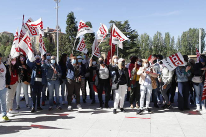 Los trabajadores se concentraron frente a la Junta para exigir a Ovejero que venda la empresa. RAMIRO