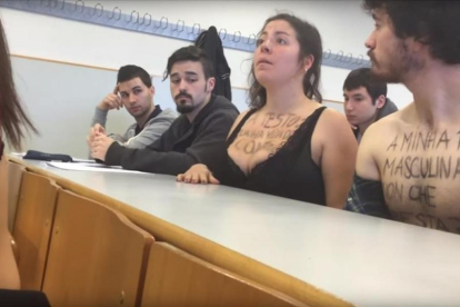 Un grupo de estudiantes se quedaron el pasado martes en sujetador ante Luciano Méndez, el profesor que le dijo a una alumna que su escote le distraía para impartir la clase.
