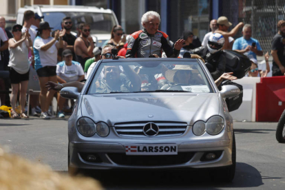 Benjamín Grau durante el homenaje en la carrera de su despedida. En coche y como no podía ser de otra manera, en moto. FERNANDO OTERO
