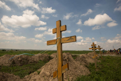 Imagen de una cruz en el cementerio de Dnipro. ESTEBAN BIBA