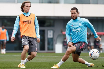 Luka Modric y Eden Hazard participan en una sesión de entrenamiento en Valdebebas. JUANJO MARTÍN