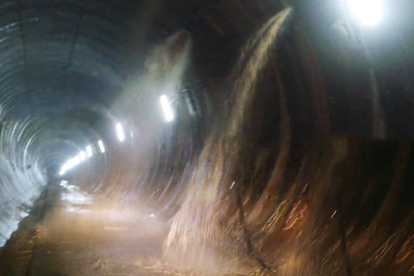 Las fugas de agua permanecen; ahora no entran en el túnel que, finalizado, espera la entrada en servicio. ARCHIVO / ADIF