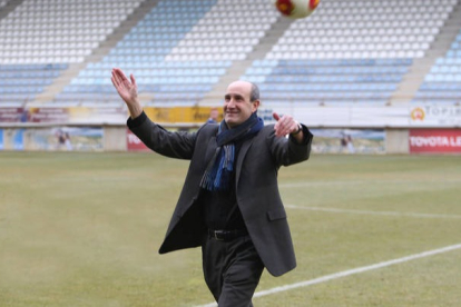 Jesús Fernández saluda a la afición de la Cultural en el estadio Reino de León. DL