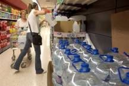 Los benaventanos tendrán que seguir comprando el agua embotellada en el supermercado