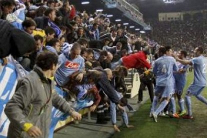 La grada de tribuna cede durante la celebración del primer gol.