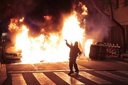 Dos coches y varios contenedores arden en los choques entre 500 manifestantes y los Mossos.