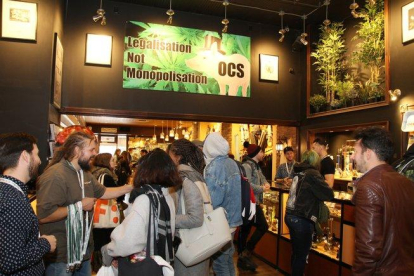 Decenas de personas visitan una tienda de venta de productos y accesorios para el consumo de marihuana, en Toronto.
