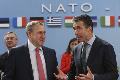El ministro ucraniano de Asuntos Exteriores, Andréi Deschitsa (izquierda), charla con el secretario general de la OTAN, Anders Fogh Rasmussen, el pasado día 1.