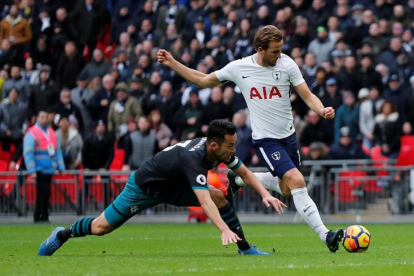 Kane dispara para marcar su tercer gol al Southampton el pasado martes en Wembley.