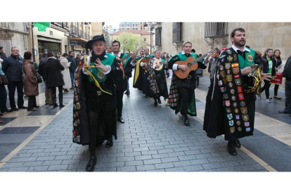 Pasacalles de las tunas por la Calle Ancha con destino al Barrio Húmedo.
