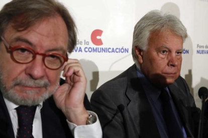 Juan Luis Cebrián y Felipe González, en un acto en Madrid en septiembre del 2013.