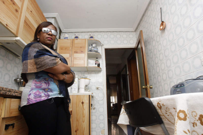 Imagen de archivo de una mujer que trató de evitar el desahucio de su casa. BRUNO MORENO