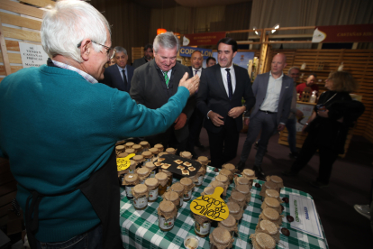 El consejero de Medio Ambiente, Vivienda y Ordenación del Territorio, Juan Carlos Suárez-Quiñones, el alcalde de Carracedelo y anfitrión, Raúl Valcarce, el director de la Mesa del Castaño del Bierzo, Pablo Linares, y el presidente de la Diputación de León, Gerardo Álvarez Courel, inauguran Biocastanea. ANA F. BARREDO